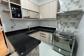 Frigorífico, microondas, horno y utensilios de cocina