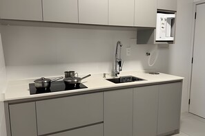 Mikroaaltouuni, uuni, keittoastiat/astiat/ruokailuvälineet
