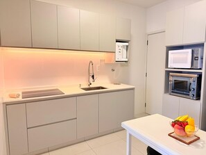 Mikrovågsugn, ugn och grytor/köksredskap