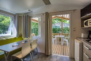 Fridge, microwave, stovetop, toaster - Camping 3 étoiles - Piscine  - ccbfgff (Groléjac)
