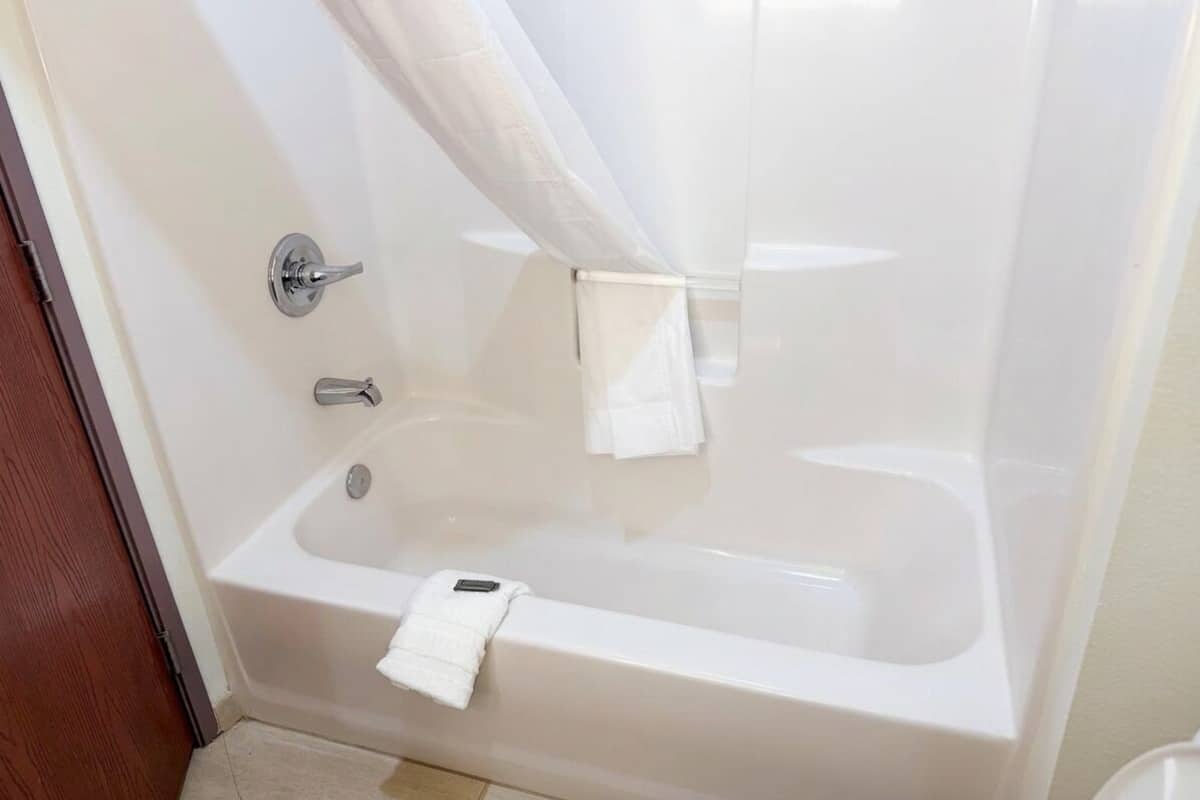 Standard Room, Bathtub | Bathroom