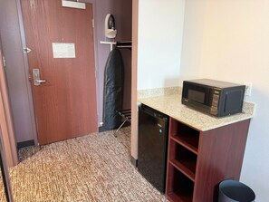 1 King Handicap | Mini-refrigerator