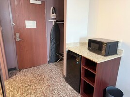 1 King Handicap | Mini-refrigerator