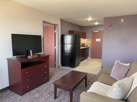 King Suites | Desk, laptop workspace, blackout drapes, iron/ironing board