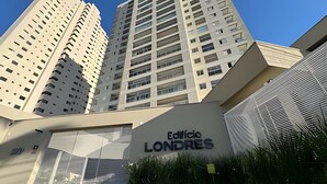 Ein modernes Gebäude mit der Aufschrift 'Edificio LONDRES', das ein Hotel oder Wohnkomplex sein könnte.