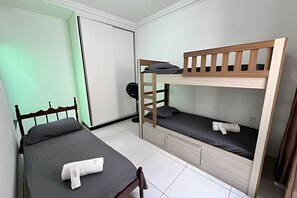 A room with bunk beds, a desk, and a chair. - Simple and Functional House in Araxá (Araxá)