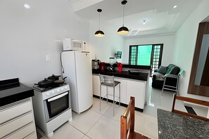 Refrigerador, microondas, horno y utensilios de cocina 