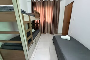 Tabla de planchar con plancha y ropa de cama 