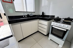 Kühlschrank, Mikrowelle, Ofen, Kochgeschirr/Geschirr/Besteck