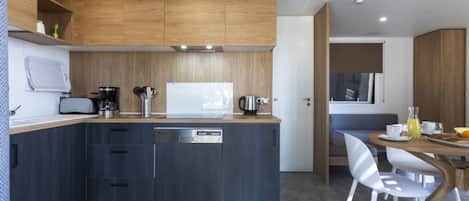 Refrigerador, microondas, parrilla de estufa y lavavajillas