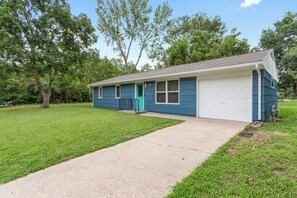 Exterior - Penn Street Retreat – Pet Friendly w/ Yard & Garage (Lawrence)