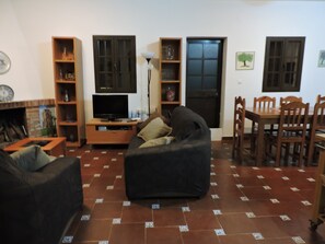 Televisión y chimenea 