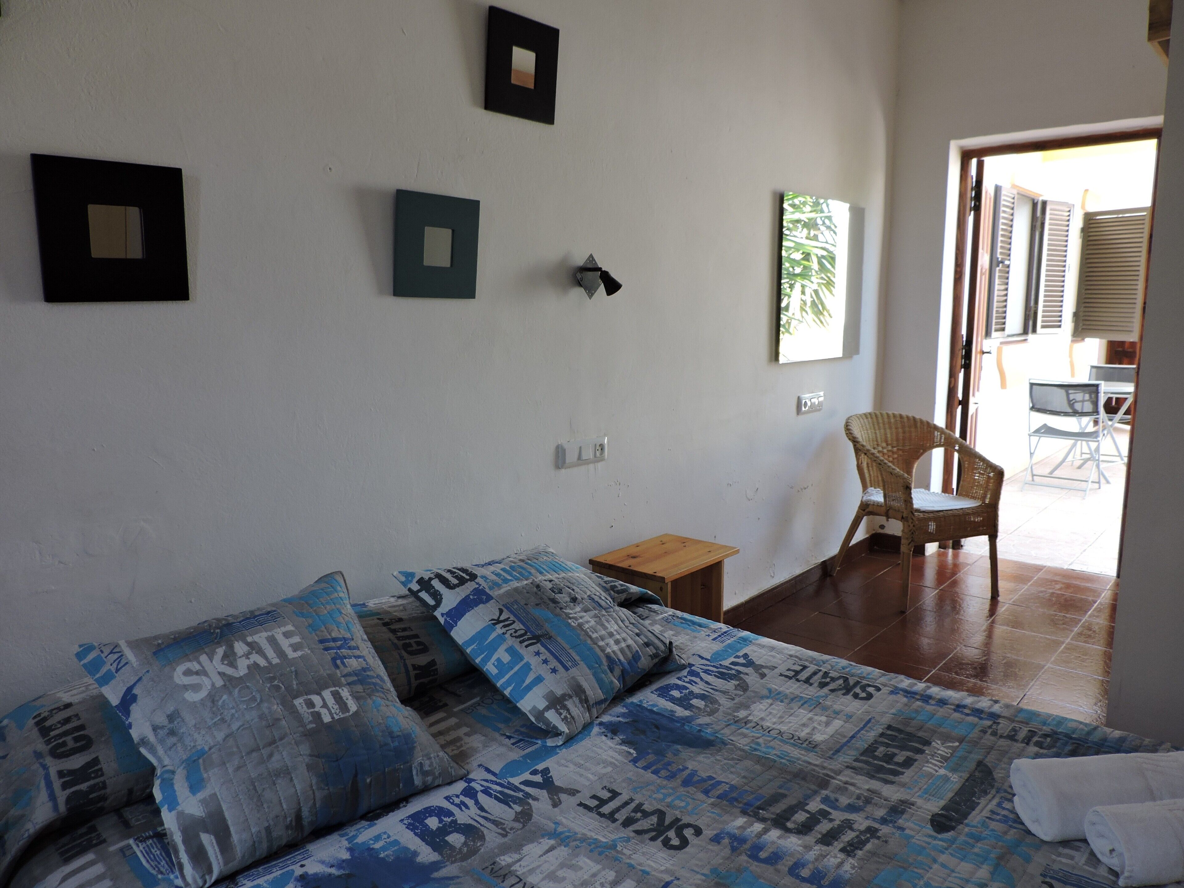 Iron/ironing board, WiFi, bed sheets