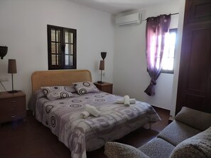 Tabla de planchar con plancha, wifi y ropa de cama 