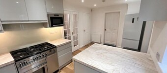 Modern 5 bedroom Home With Free Parking