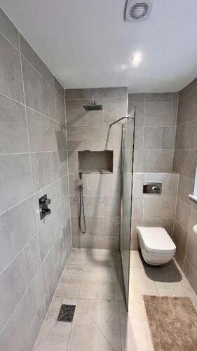 Modern 5 bedroom Home With Free Parking