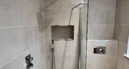 Modern 5 bedroom Home With Free Parking
