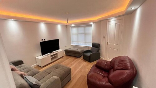 Modern 5 bedroom Home With Free Parking