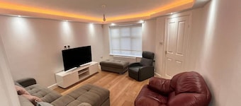 Modern 5 bedroom Home With Free Parking
