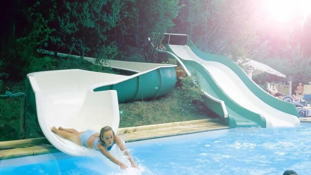 A swimming pool with two water slides. - Camping 4 étoiles - Piscine  - ccbfhbe (Badefols-sur-Dordogne)
