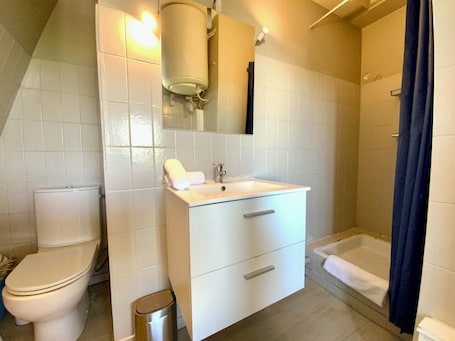 Shower, hair dryer, towels. Le Cocon Graulen – Studio lumineux à Port Camargue proche plage