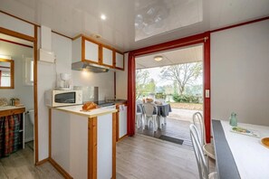 Fridge, microwave, stovetop