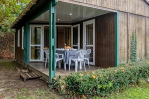 Outdoor dining - Chalet 4 étoiles - Piscine  - ccbfhch (Badefols-sur-Dordogne)
