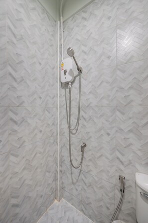Family Room | Bathroom - Arun Sa Wad House Sukhumvit 8 Guests (Bangkok)