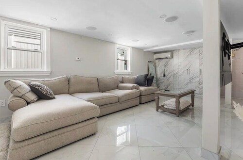 Howard Beach Luxury Perfect 3-bedroom 2-full bathroom apartment with Pool