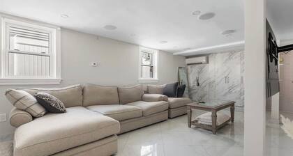 Howard Beach Luxury Perfect 3-bedroom 2-full bathroom apartment with Pool