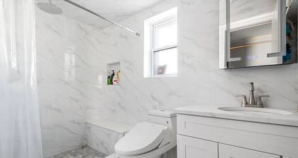 Howard Beach Luxury Perfect 3-bedroom 2-full bathroom apartment with Pool