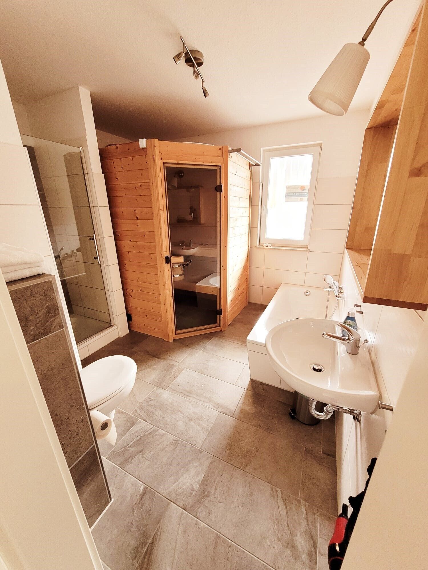 Haartrockner, Handtücher, Seife, Toilettenpapier