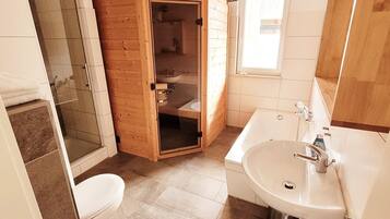 Haartrockner, Handtücher, Seife, Toilettenpapier