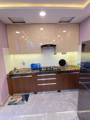 Private kitchen - Lovely studio with AC in vibrant Hyderabad neighborhood (hyderabad)