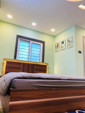 Room - Lovely studio with AC in vibrant Hyderabad neighborhood (hyderabad)