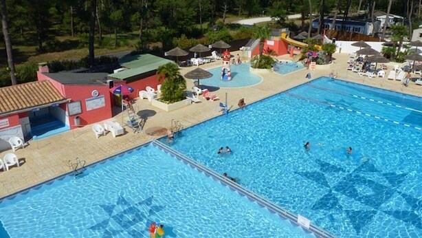 A swimming pool with multiple lanes, sun loungers, and umbrellas. - Camping 4 étoiles - Parc aquatique - ccbfgac (Les Mathes)