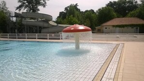 Une piscine agrémentée d’une fontaine.
