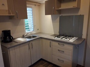 Fridge, microwave, stovetop, toaster - Camping 3 étoiles - ccbfgdc (Neuvic)
