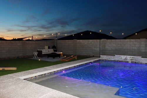 Modern Desert Oasis - Private Pool - Sleeps 9 Guests - Near DT & Airport