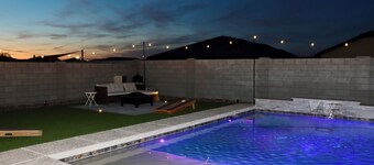 Modern Desert Oasis - Private Pool - Sleeps 9 Guests - Near DT & Airport
