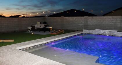 Modern Desert Oasis - Private Pool - Sleeps 9 Guests - Near DT & Airport
