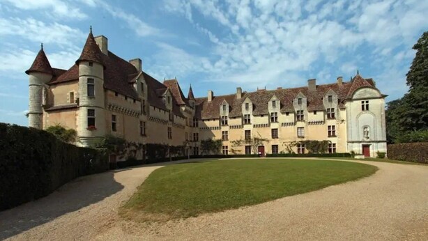 A large, historic building with multiple towers and a central courtyard. - Camping 3 étoiles - ccbfgdd (Neuvic)