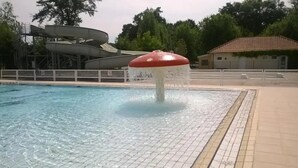 A swimming pool with a water fountain feature. - Camping 3 étoiles - ccbfgdd (Neuvic)