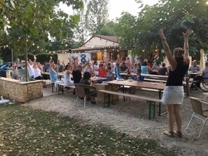 Outdoor dining - Camping 3 étoiles - Piscine  - ccbfhih (Bouzic)