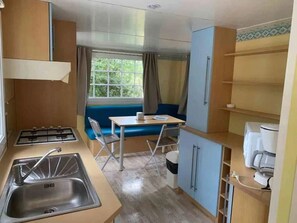 Kylskåp, mikrovågsugn och spishäll