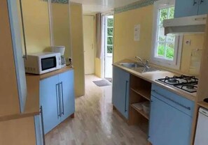 Kühlschrank, Mikrowelle, Herdplatte