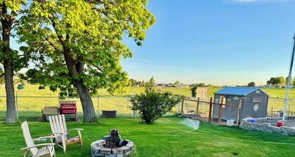 Adorable 2-bedroom farmhouse with AC in peaceful Selah