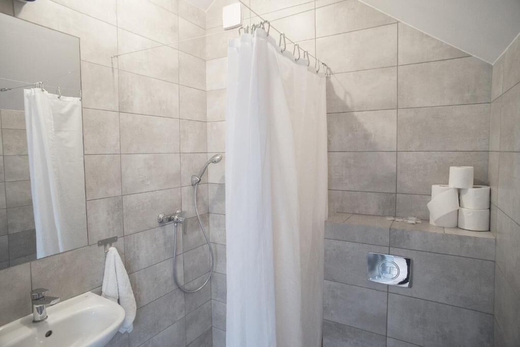Habitación familiar, vistas a la montaña | Baño