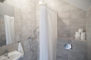 Habitación familiar, vistas a la montaña | Baño