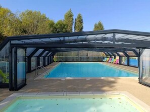 Una piscina techada, una piscina climatizada
